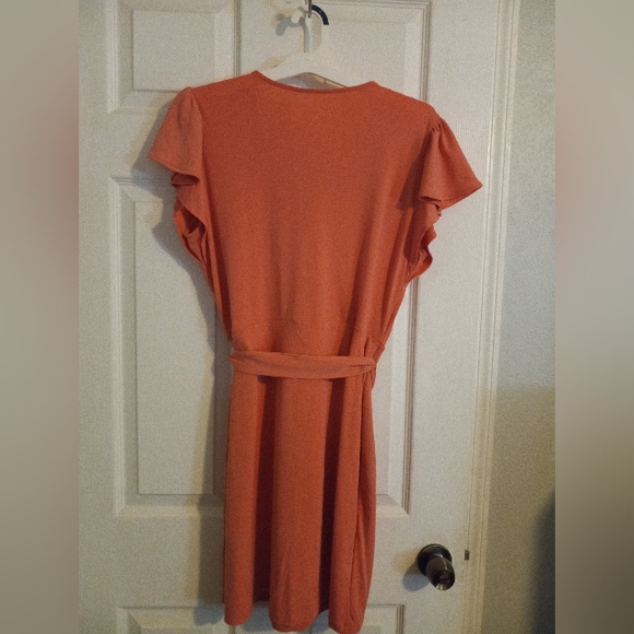 Short elegant dress great for the summer and spring. - Picture 2 of 2